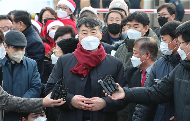 (대전=뉴스1) 김기태 기자 = 24일 오전 대전교도소에서 이석기 전 통합진보당 의원이 소감을 밝히고 있다. 이 전 의원은 내란선동과 국가보안법 위반 혐의 등으로 징역 9년형을 선고받고 복역 중 가석방심사위원회 심의에 따라 성탄절 기념일 가석방으로 풀려났다. 만기 출소 예정일은 2023년 5월 4일이다. 2021.12.24  뉴스1