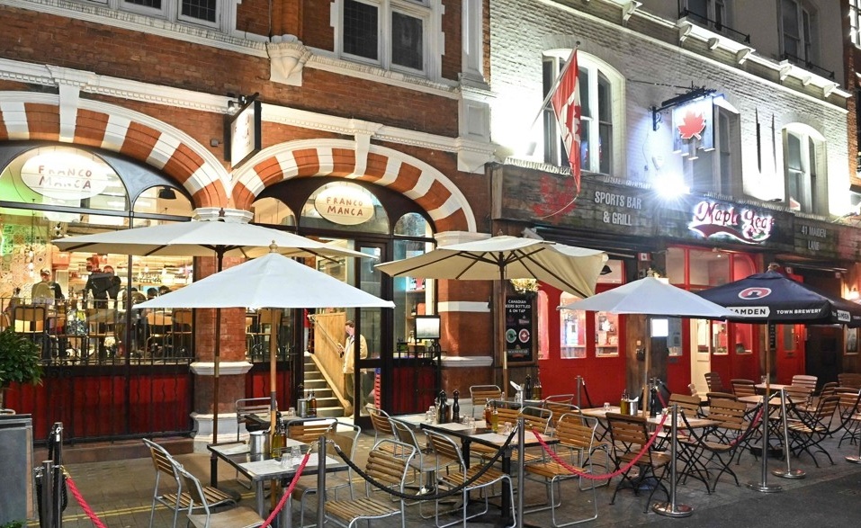 오미크론 확산 속 텅 빈 영국 런던 술집 야외석