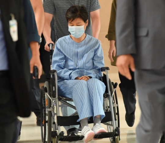 환자복을 입은 박근혜 전 대통령이 서울 서초동 서울성모병원에서 허리 통증으로 진료를 받은 뒤 휠체어를 타고 병원을 나서고 있다. 연합뉴스