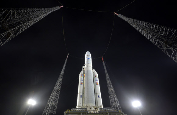 25일 오전 7시 20분(한국시간 밤 9시 20분)부터 발사의 창이 열려 있는 미국 우주항공국(NASA)과 유럽우주국(ESA), 아리안스페이스가 함께 개발한 제임스 웹 우주망원경을 탑재한 아리안5 로켓이 프랑스령 기아나 쿠루 우주센터 발사대에 세워져 있다. NASA 제공 AP 연합뉴스 