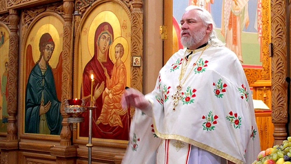 러시아정교회 사제였던 니콜라이 스트렘스키는 고아 70명을 입양해 양육하며 이 나라에서 가장 큰 가족을 거느린다며 나라가 주는 영광의부모 훈장을 받기도 했다. 그의 2016년 모습. 영국 BBC 홈페이지 캡처 