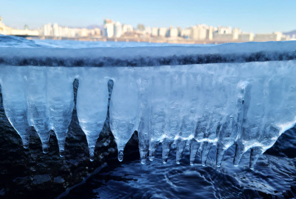 서울 기온이 영하 13.3도로 이번 겨울 최저 기온을 기록한 25일 오전 서울 여의도 선착장 인근에 고드름이 달려있다. 2021.12.25 연합뉴스