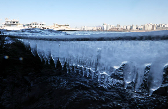 서울 기온이 영하 13.3도로 이번 겨울 최저 기온을 기록한 25일 오전 서울 여의도 선착장 인근에 고드름이 달려있다. 2021.12.25 연합뉴스