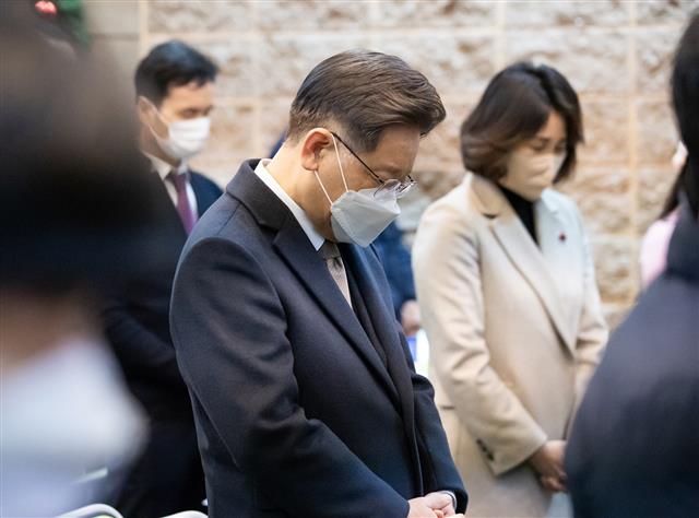 이재명 더불어민주당 대선 후보가 25일 서울 영등포 광야교회에서 열린 성탄예배에서 부인 김혜경 씨와 함께 기도하고 있다.2021.12.25 더불어민주당 선대위 제공