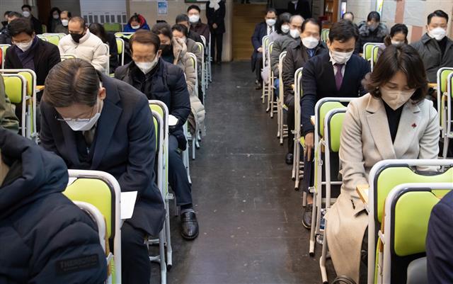 이재명 더불어민주당 대선 후보가 25일 서울 영등포 광야교회에서 열린 성탄예배에서 부인 김혜경 씨와 함께 기도하고 있다.2021.12.25 더불어민주당 선대위 제공