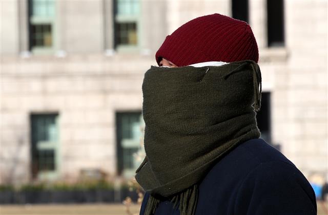 성탄 한파로 전국이 꽁꽁 얼어붙은 25일 오후 서울 중구 시청역 인근에서 한 시민이 온몸을 꽁꽁 싸맨 채 발걸음을 옮기고 있다. 2021.12.25  뉴스1