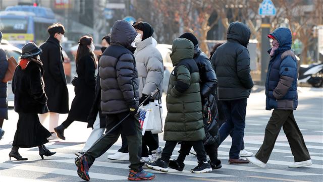 성탄 한파로 전국이 꽁꽁 얼어붙은 25일 오후 서울 중구 시청역 인근에서 시민들이 잔뜩 움츠린채 발걸음을 옮기고 있다. 2021.12.25 뉴스1
