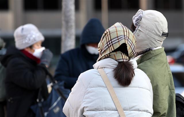 성탄 한파로 전국이 꽁꽁 얼어붙은 25일 오후 서울 중구 시청역 인근에서 시민들이 잔뜩 움츠린채 발걸음을 옮기고 있다. 2021.12.25 뉴스1