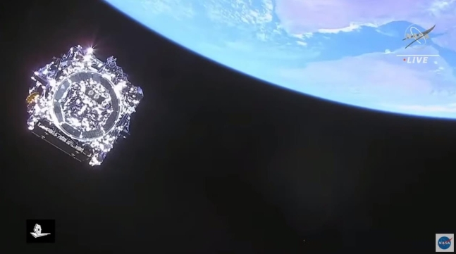 상단 로켓에서 분리된 뒤 목표 탄도에 오른 웹 망원경. 2021.12.25 NASA TV 캡처