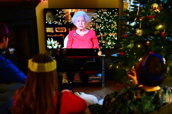엘리자베스 여왕은 사전에 녹화해 25일(현지시간) 오후 공개한 크리스마스 영상 메시지에서 “익숙한 웃음이 하나 사라졌다”며 고인이 된 남편을 “나의 사랑하는 필립”이라고 부르며 추모했다. AFP연합뉴스