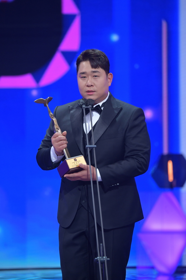 ‘2021 KBS 연예대상’에서 대상을 수상한 문세윤. KBS 제공 