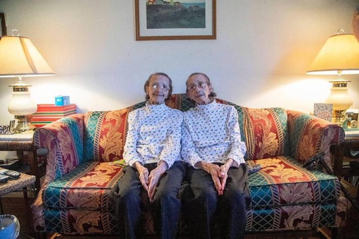 사진설명에 캐슬린 스티븐슨(왼쪽)과 앨린 채비스 할머니라고 달려 있으니까 곧이곧대로 믿을 수밖에. 미국 노스캐롤라이나주 롤리에 사는 이들 자매는 오는 31일(현지시간) 100세 생일상을 받는다. 뉴스 앤 옵저버 캡처
