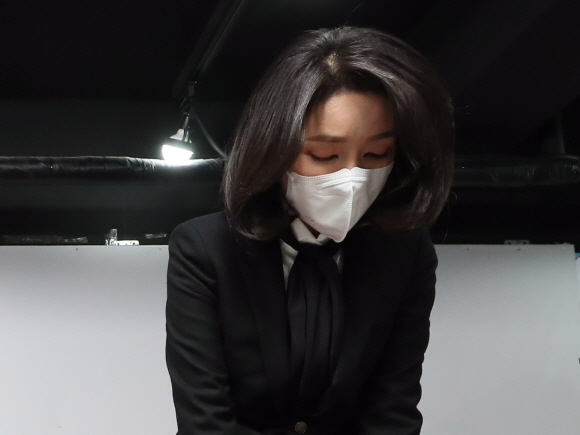 국민의힘 윤석열 대선 후보 부인 김건희 코바나컨텐츠 대표가 26일 오후 서울 여의도 국민의힘 당사에서 자신의 허위 이력 의혹과 관련해 입장문 발표에 앞서 인사하고 있다. 2021.12.26 김명국 선임기자 daunso@seoul.co.kr