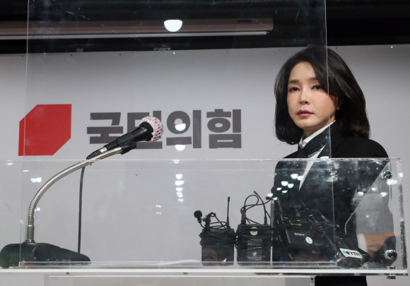 국민의힘 윤석열 대선 후보 부인 김건희 코바나컨텐츠 대표가 26일 오후 서울 여의도 국민의힘 당사에서 자신의 허위 이력 의혹과 관련해 입장문 발표에 앞서 인사하고 있다. 2021.12.26 김명국선임기자 daunso@seoul.co.kr