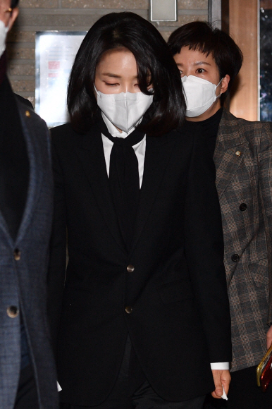 윤석열 국민의힘 대선 후보의 배우자 김건희 씨가 26일 오후 서울 여의도 국민의힘 중앙당사에서 ‘경력 부풀리기’ 의혹에 대한 사과 입장을 밝힌 후 당사를 나서고 있다. 김명국 선임기자 daunso@seoul.co.kr