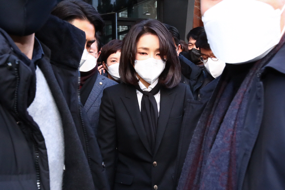 윤석열 국민의힘 대선후보의 부인인 김건희씨가 26일 서울 여의도 중앙당사에서 허위 학?경력 의혹 논란과 관련해 대국민 사과문을 발표한뒤 당사를 나오고 있다.2021.12.26  김명국 선임기자 daunso@seoul.co.kr