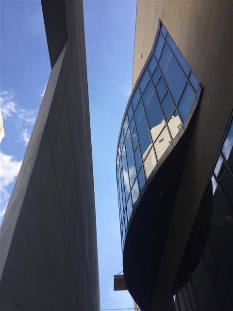 1층에서 3층 대예배당으로 연결된 순례자의 길을 오르며 올려다 본 하늘이 파랗다. 함혜리·코마건축사사무소 제공