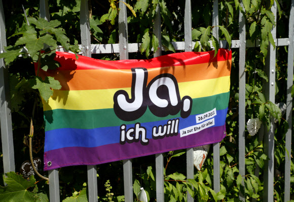 동성 결혼에 대한 투표를 앞둔 지난 9월 8일 스위스 베른에 성소수자(LGBT) 인권을 상징하는 무지개 깃발이 걸려 있다. 깃발에는 “예, 그러고 싶어요”라고 쓰여 있다. 사진은 기사 내용과 무관함. 베른 로이터 연합뉴스