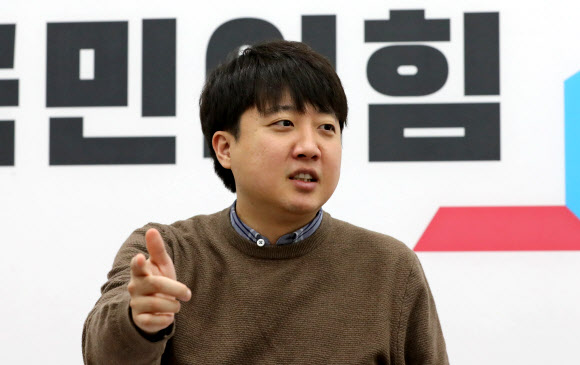 연합뉴스와 인터뷰하는 이준석 대표