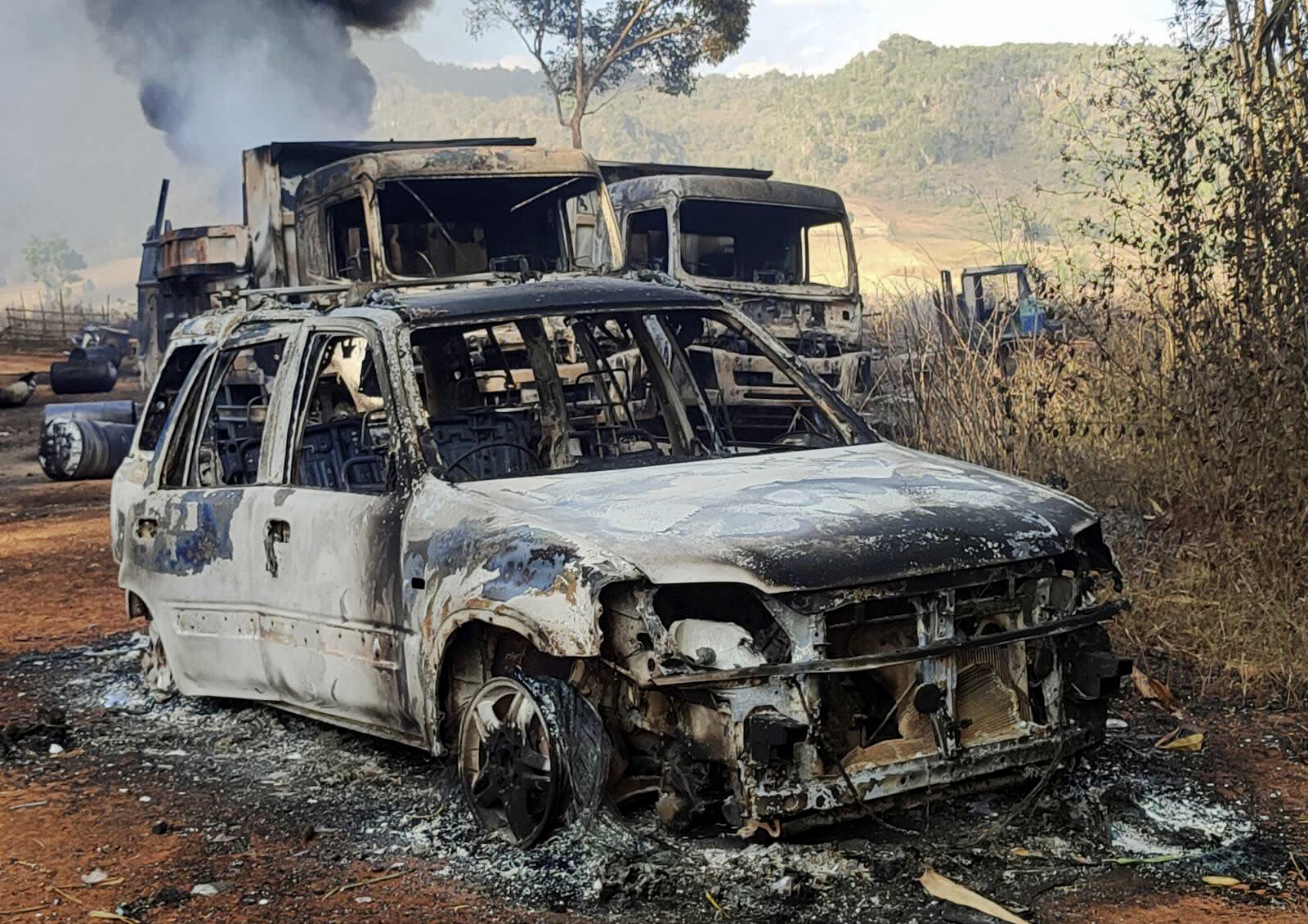 미얀마 동부 카야주의 프루소 마을 부근에서 차량들이 완전히 불에 탄 채로 발견됐다. 2021.12.27 AP 연합뉴스