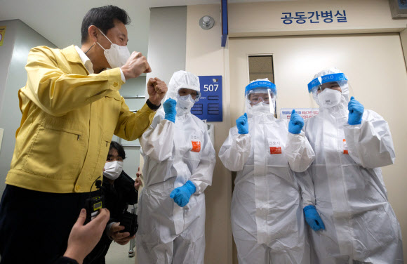 의료진 격려하는 오세훈 시장
