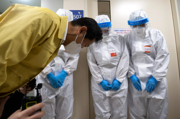 의료진에 인사하는 오세훈 시장