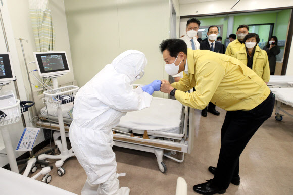 의료진과 주먹 인사하는 오세훈 시장