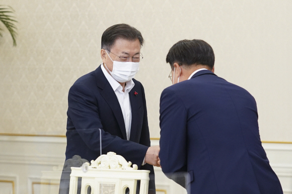 문재인 대통령이 27일 청와대에서 정부의 민관합동 청년 일자리 창출 사업인 ‘청년희망온(ON)’에 참여한 대기업 대표들과 오찬 간담회를 가졌다. 문 대통령이 감담회 시작 전 최정우 포스코 회장과 인사하고 있다. 2021. 12. 27. 도준석 기자 pado@seoul.co.kr