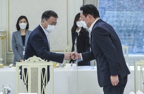 문재인 대통령이 27일 청와대에서 정부의 민관합동 청년 일자리 창출 사업인 ‘청년희망온(ON)’에 참여한 대기업 대표들과 오찬 간담회를 가졌다. 문 대통령이 간담회에 앞서 최태원 SK 회장과 인사하고 있다. 2021. 12. 27. 도준석 기자 pado@seoul.co.kr