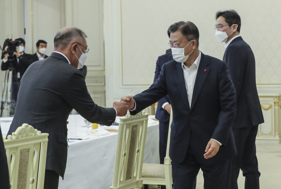 문재인 대통령이 27일 청와대에서 정부의 민관합동 청년 일자리 창출 사업인 ‘청년희망온(ON)’에 참여한 대기업 대표들과 오찬 간담회를 가졌다. 문 대통령이 간담회에 앞서 정의선 현대차 회장 인사하고 있다. 2021. 12. 27. 도준석 기자 pado@seoul.co.kr