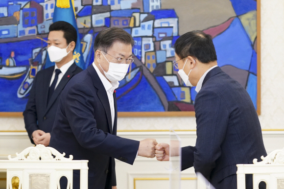 문재인 대통령이 27일 청와대에서 정부의 민관합동 청년 일자리 창출 사업인 ‘청년희망온(ON)’에 참여한 대기업 대표들과 오찬 간담회를 가졌다. 문 대통령이 간담회에 앞서 구현모 KT 대표와 인사하고 있다. 2021. 12. 27. 도준석 기자 pado@seoul.co.kr