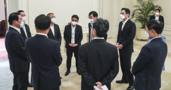 정부의 민관합동 청년 일자리 창출 사업인  ‘청년희망온(ON)’에 참여한 대기업 대표들이 27일  청와대에서 열린 오찬 간담회에 앞서 대화하고 있다. 2021. 12. 27. 도준석 기자 pado@seoul.co.kr