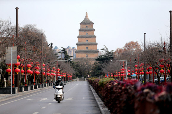 지난 26일 전면적인 도시 봉쇄령이 내려진 중국 산시성 시안의 한 도로에 오토바이 운전자가 텅빈 도로를 홀로 달리고 있다. 시안 로이터 연합뉴스