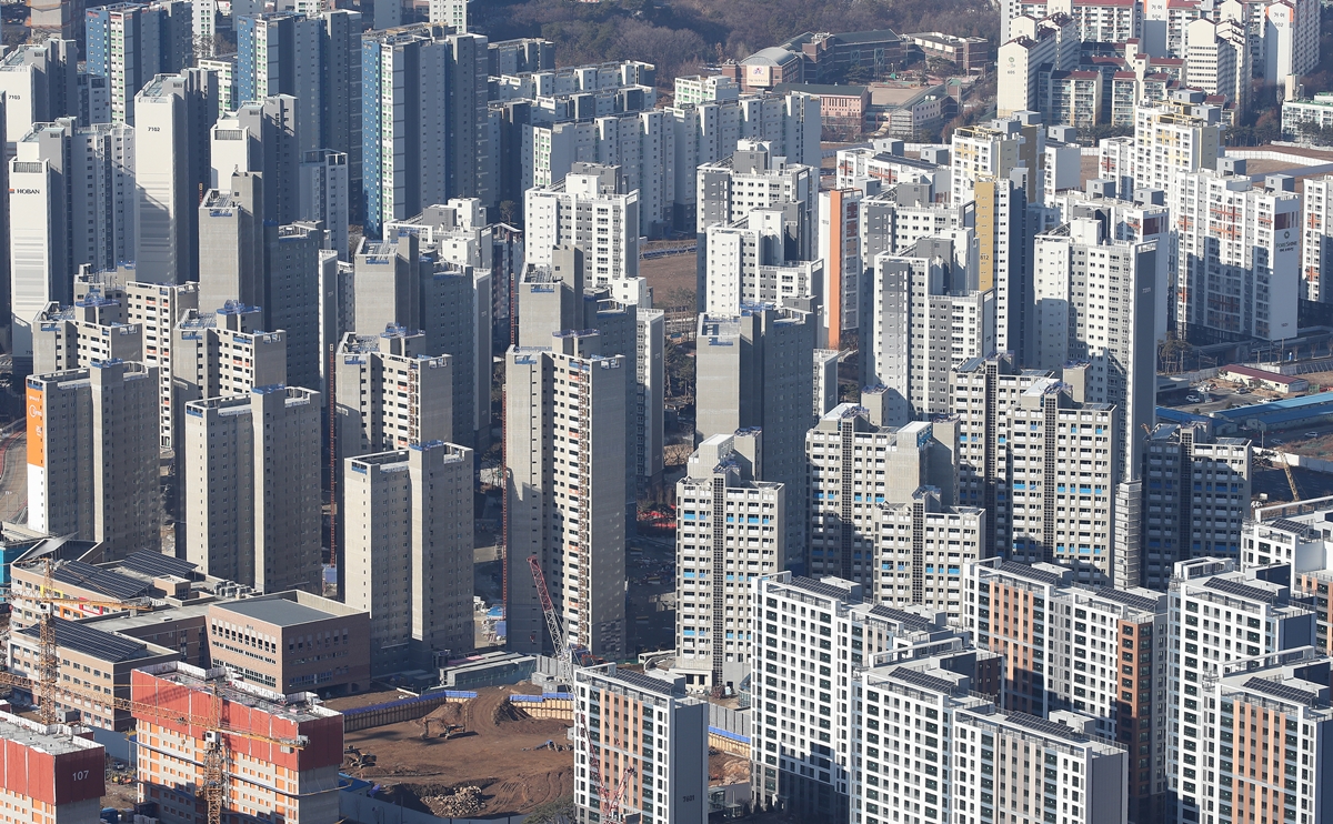 경기도 광주 남한산성에서 내려다 본 위례신도시에 건축 중인 아파트 모습