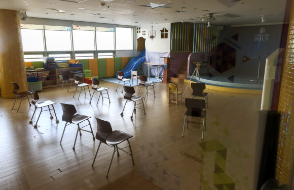 최근 일주일 동안 서울에서 발생한 신종 코로나바이러스 감염증(코로나19) 집단감염 사례 중 어린이와 청소년이 이용하는 교육시설에서 가장 많은 확진자가 나온 것으로 파악됐다. 지난 27일 서울시에 따르면 12월 넷째 주(19∼25일) 일주일간 서울에서 발생한 집단감염 사례 중 교육시설에서만 270명이 확진된 것으로 나타났다. 사진은 28일 집단감염이 발생한 관악구의 한 영어학원. 2021.12.28 연합뉴스