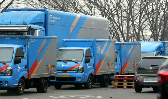 민주노총 전국택배노동조합 CJ대한통운본부가 택배 노동자 과로사 방지를 위한 사회적 합의 이행을 촉구하며 무기한 총파업에 들어간 28일 오전 경기 광주시 중대동의 CJ대한통운 성남터미널에 택배 차량들이 줄지어 서 있다. 2021.12.28 연합뉴스