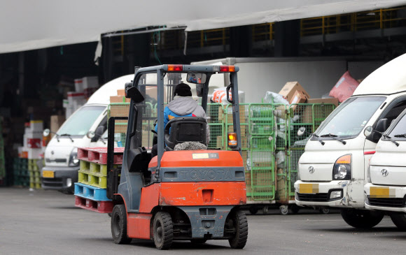 민주노총 전국택배노동조합 CJ대한통운본부가 택배 노동자 과로사 방지를 위한 사회적 합의 이행을 촉구하며 무기한 총파업에 들어간 28일 오전 경기 광주시 중대동의 CJ대한통운 성남터미널에 택배 차량들이 줄지어 서 있다. 2021.12.28 연합뉴스