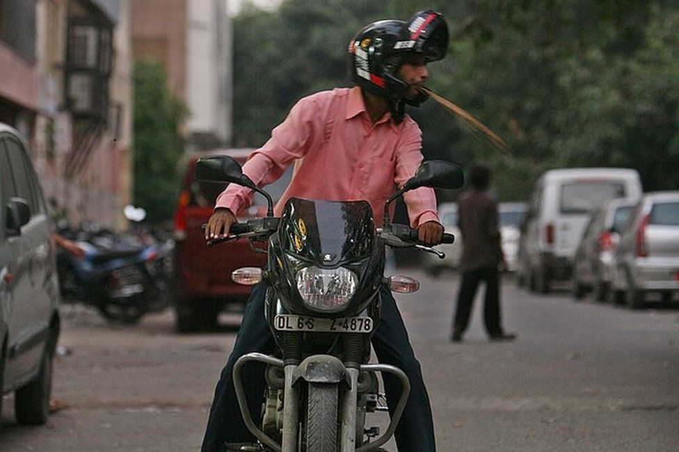 인도 뭄바이의 한 남성이 몸 밖으로 뿜어낸 침의 궤적이 참으로 길다랗다. AFP 자료사진