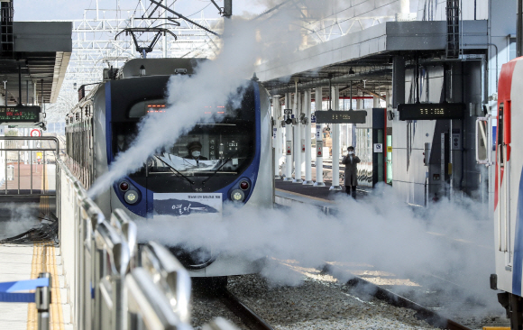 문재인 대통령이 28일 울산시 태화강역에서 열린 동남권·4개 철도건설사업 개통식에 참석했다. 이날부터 정식 운행되는 울산 태화강~부산 일광 구간의·광역전철이 플랫폼으로 진입하고 있다. 2021. 12. 28  도준석 기자 pado@seoul.co.kr