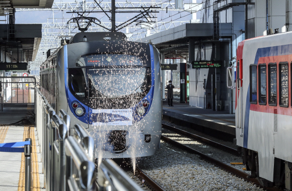 문재인 대통령이 28일 울산시 태화강역에서 열린 동남권·4개 철도건설사업 개통식에 참석했다. 이날부터 정식 운행되는 울산 태화강~부산 일광 구간의·광역전철이 플랫폼으로 진입하고 있다. 2021. 12. 28  도준석 기자 pado@seoul.co.kr