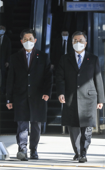 문재인 대통령이 28일 울산시 태화강역에서 열린 동남권·4개 철도건설사업 개통식에 참석했다. 문 대통령이 노형욱 국토교통부 장관과 함께 행사장에 도착하고 있다. 2021. 12. 28 도준석 기자 pado@seoul.co.kr