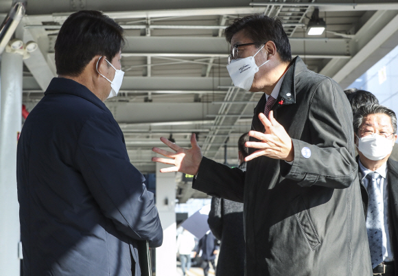 문재인 대통령이 28일 울산시 태화강역에서 열린 동남권·4개 철도건설사업 개통식에 참석했다. 이날 개통식에 참석한 박형준 부산시장(오른쪽)과 권영진 대구시장이 대화하고 있다. 2021. 12. 28  도준석 기자 pado@seoul.co.kr