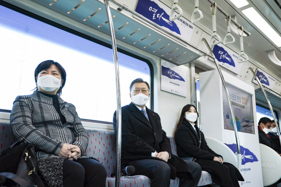 문재인 대통령이 28일 울산시 태화강역에서 열린 동남권 4개 철도건설사업 개통식에 참석했다. 문 대통령이 이날부터 정식 운행되는 울산 태화강~부산 일광 구간의 광역전철을 시승하고 있다. 2021. 12. 28 도준석 기자 pado@seoul.co.kr