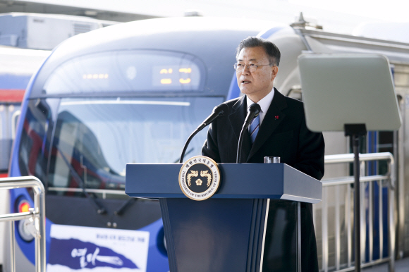 문재인 대통령이 28일 울산시 태화강역에서 열린 동남권 4개 철도건설사업 개통식에 참석했다. 문 대통령이 이날부터 정식 운행되는 울산 태화강~부산 일광 구간의 광역전철 앞에서 발언하고 있다. 2021. 12. 28 도준석 기자 pado@seoul.co.kr