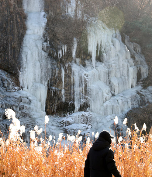 영하의 기온이 이어진 28일 서울 서대문구 홍제천 인공폭포가 25m 높이의 빙벽으로 변신했다. 2021.12.28 서대문구 제공