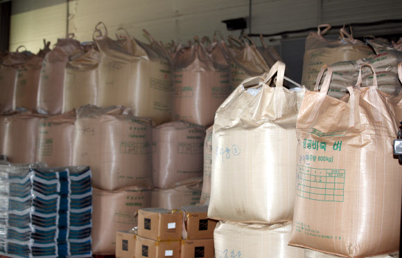 28일 오후 전남 담양군 소재 한 미곡종합처리장에서 공급 과잉으로 저장탱크에 담지 못한 쌀이 야외에 보관되고 있다. 당정은 이날 공급과잉 대책으로 내년 1월 쌀 20만t에 대한 시장격리(정부 매입) 조치를 실시하기로 했다. 2021.12.28 연합뉴스