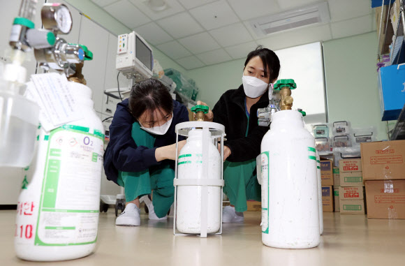 28일 경기도 성남시 국군수도병원 코로나19 격리병동에서 의료진들이 의료용 산소통을 정비하고 있다. 2021.12.28 연합뉴스