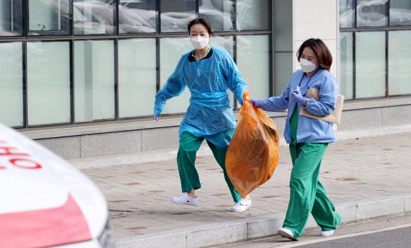 28일 경기도 성남시 국군수도병원 응급실 앞에서 의료진들이 분주하게 이동하고 있다. 2021.12.28 연합뉴스
