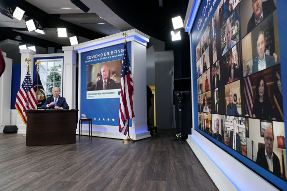 조 바이든 미국 대통령이 27일(현지시간) 백악관에서 코로나19 대응회의를 하고 있다. AP