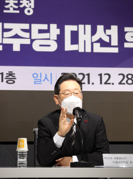더불어민주당 이재명 대선 후보가 28일 오후 서울  여의도 CCMM빌딩에서 열린 한국지역언론인클럽 초청 토론회에서 발언하고 있다.  연합뉴스